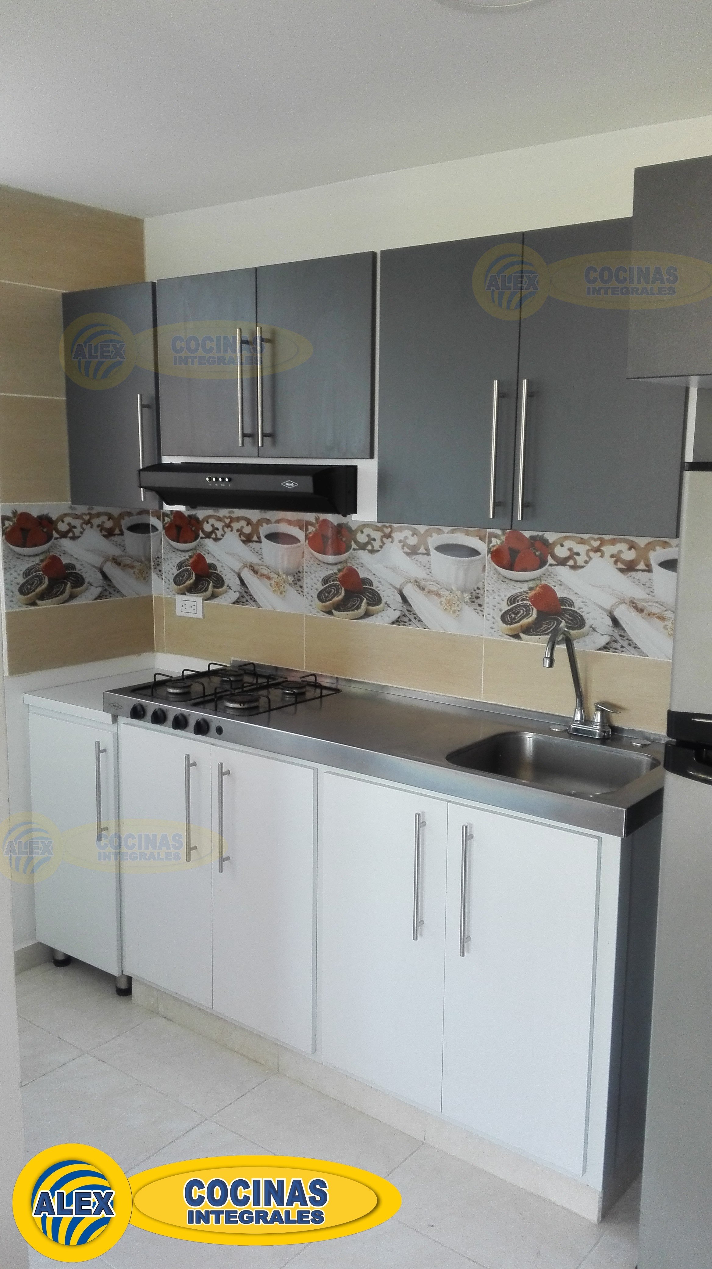 Mueble Superior Lineal color Kromo y complemento mueble inferior color Blanco