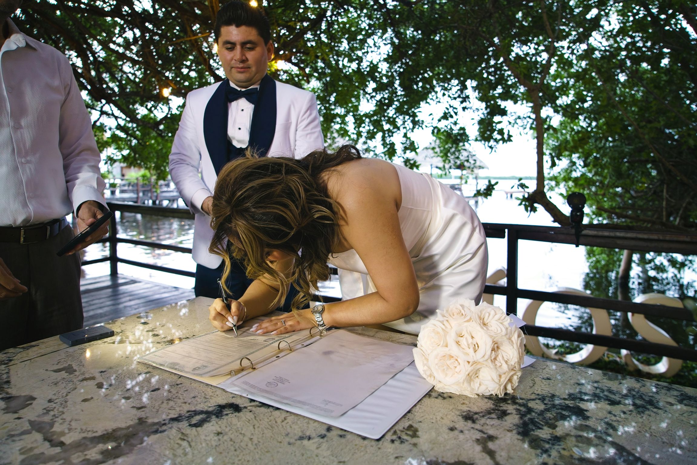 https://0201.nccdn.net/1_2/000/000/0c9/a08/luxartifices-wedding-navios-cancun-bride-and-groom-sunset020.jpg