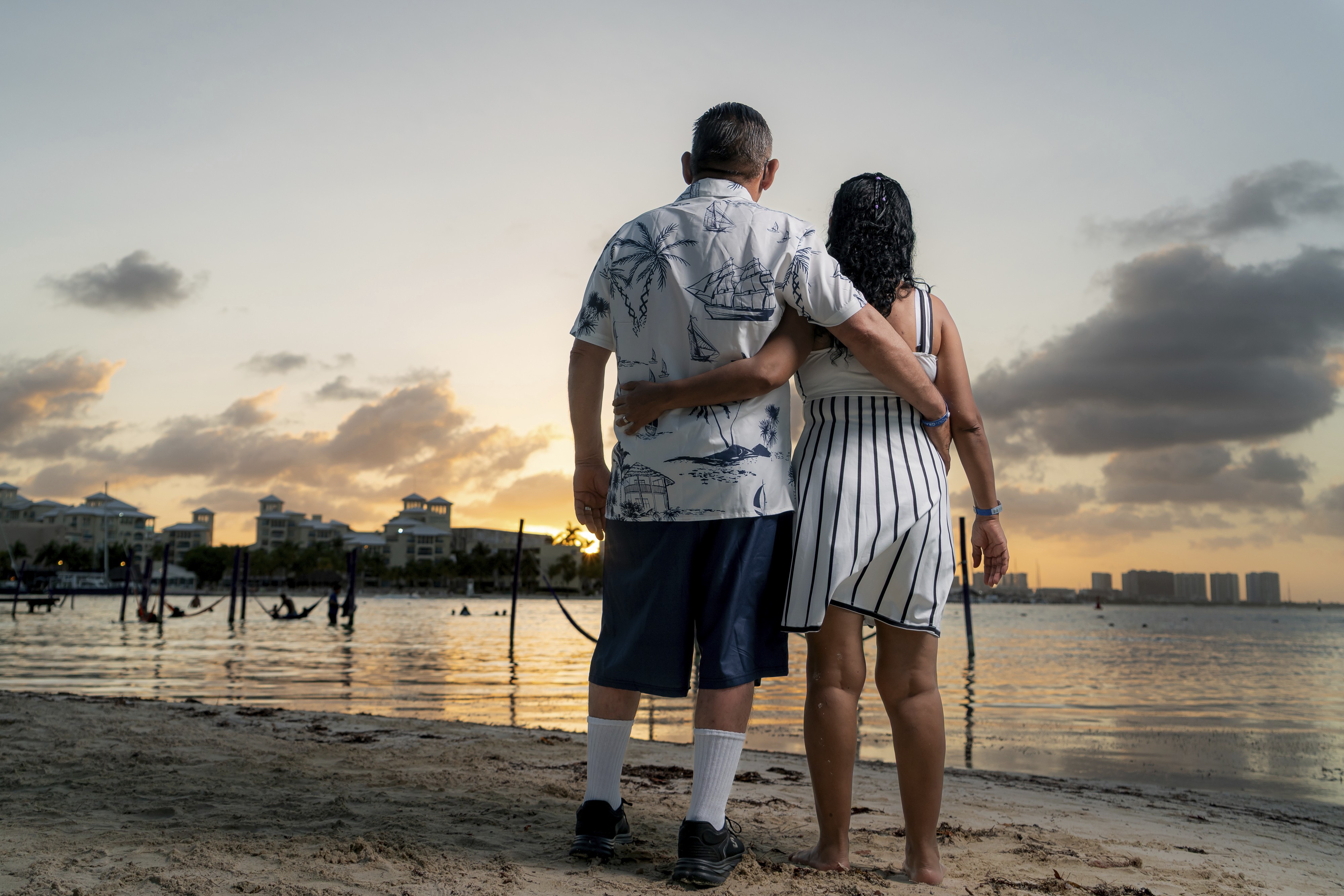 https://0201.nccdn.net/1_2/000/000/0c9/b9d/luxartifices-riviera-maya-beach-family-photos0041.jpg