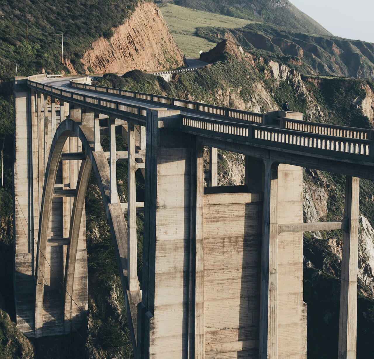 Vista aérea de obra de construcción con grúa, edificio en construcción, camiones y excavación en zona rural