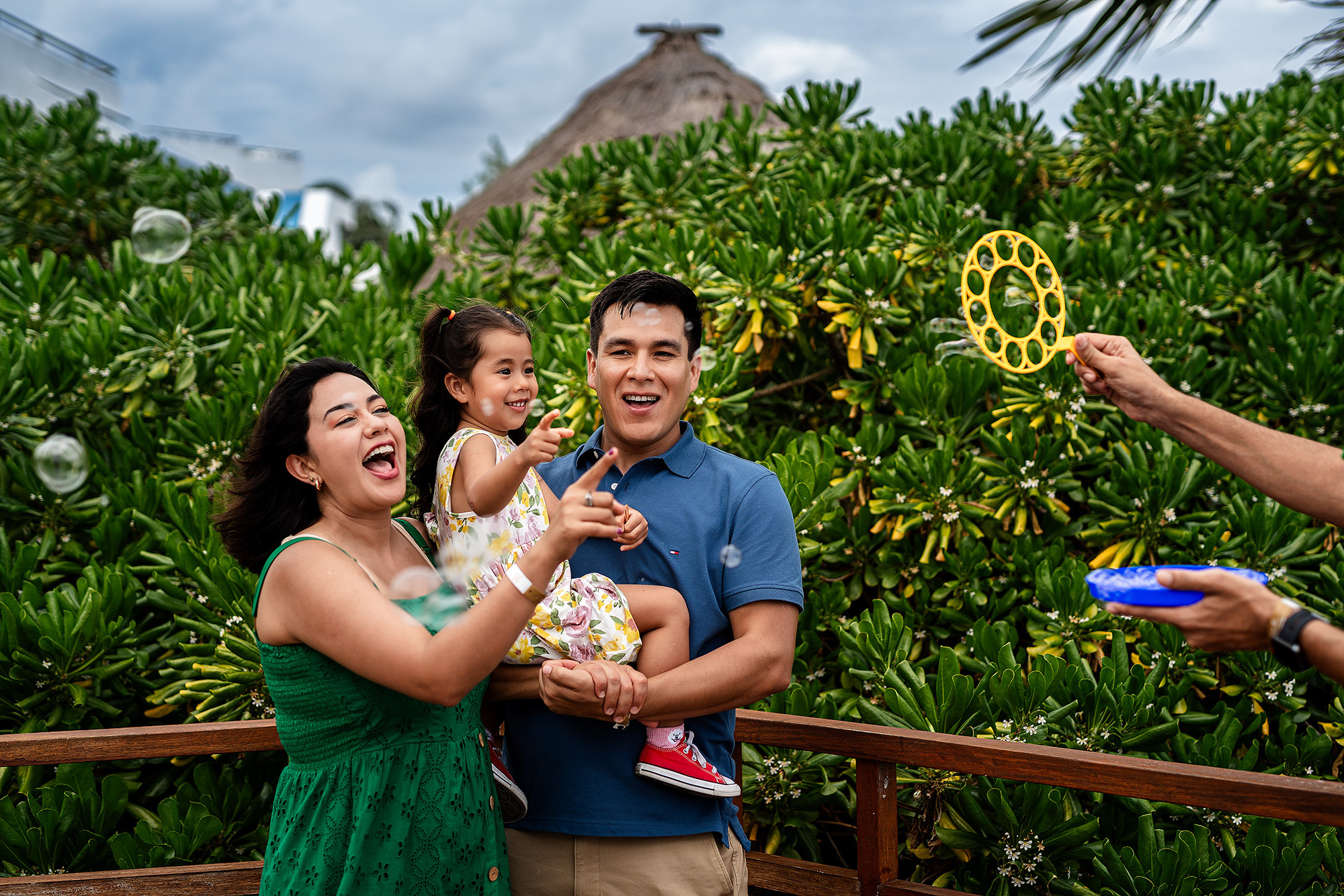 Sesión de pedida de mano con luz natural en Puerto Morelos, ideal para parejas que planean boda en la Riviera Maya.