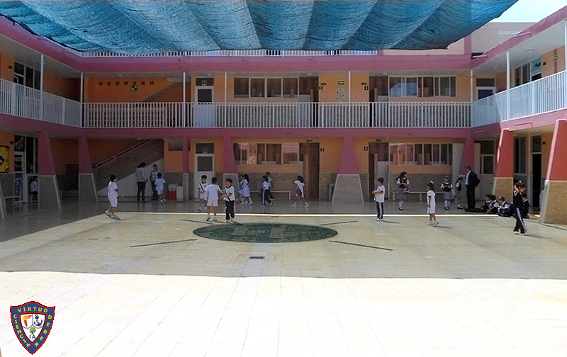 El patio principal equipado con mallasombra