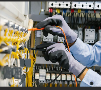 Trabajador de fábrica en uniforme azul operando maquinaria industrial en un entorno moderno.