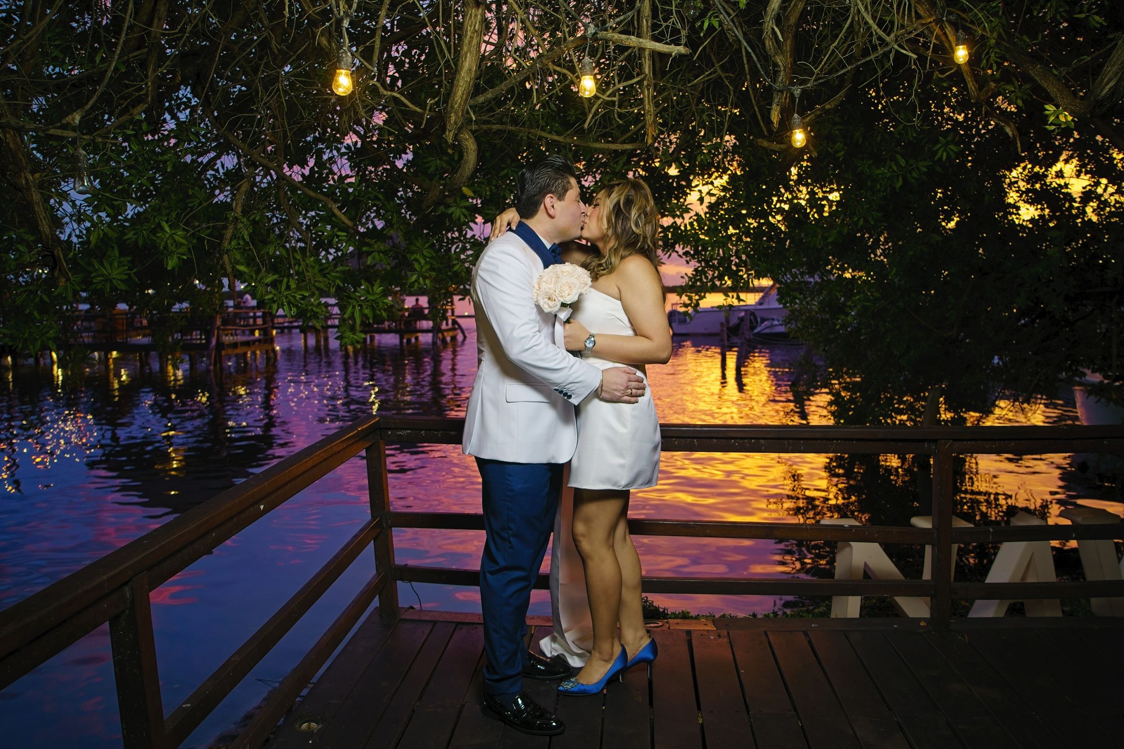 https://0201.nccdn.net/1_2/000/000/0ca/a52/luxartifices-wedding-navios-cancun-bride-and-groom-sunset053.jpg