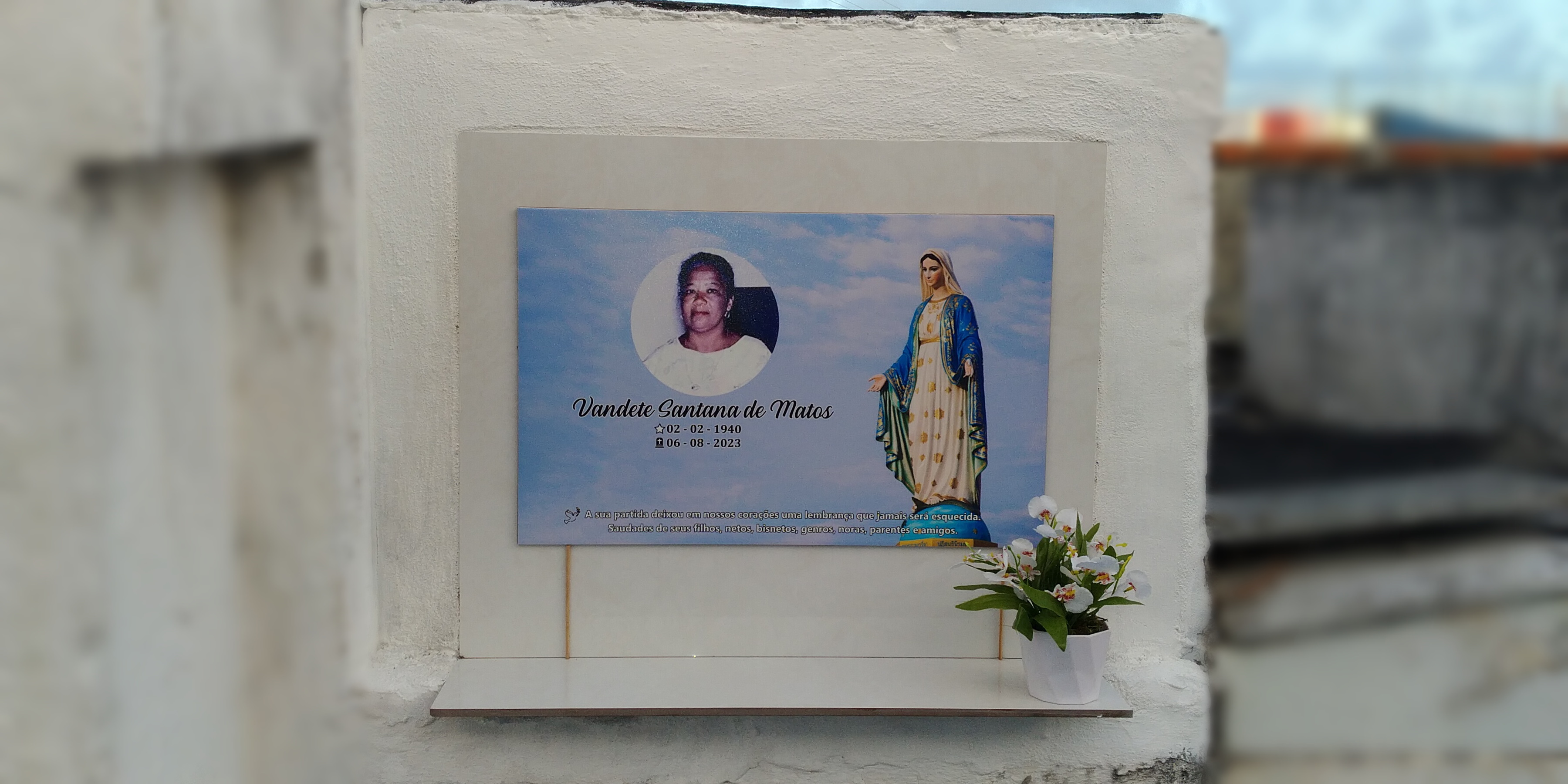 Vaso pequeno com flores artificiais