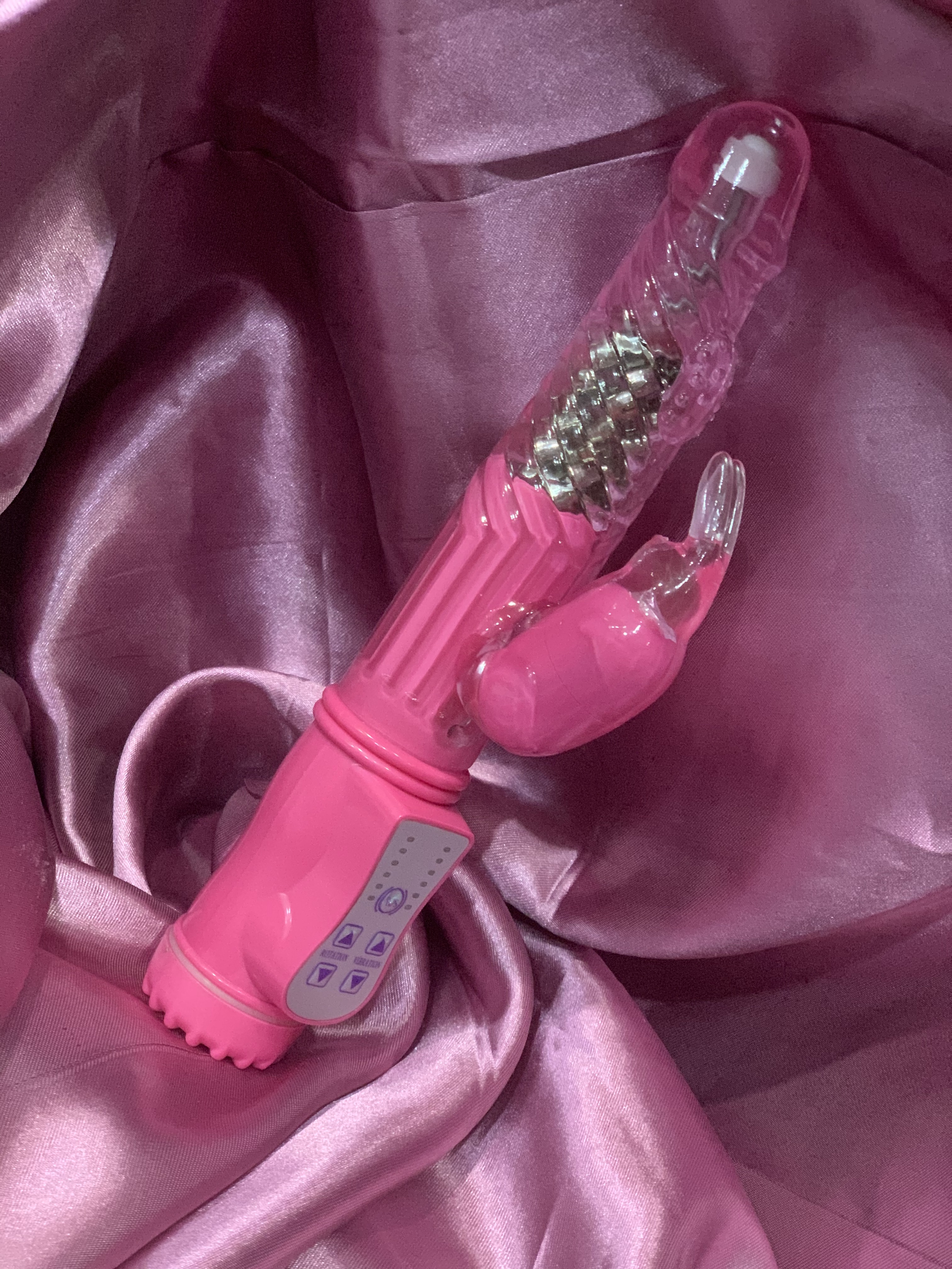 SOPHIA CRISTAL
ELONGADOR 
CON ESFERAS PARA ESTIMULAR EL INTERIOR DE LA VAGINA Y EL PUNTO G
MOTORES INDEPENDIENTES
CONEJO ESTIMULADOR DE CLITORIS
$ 140.000