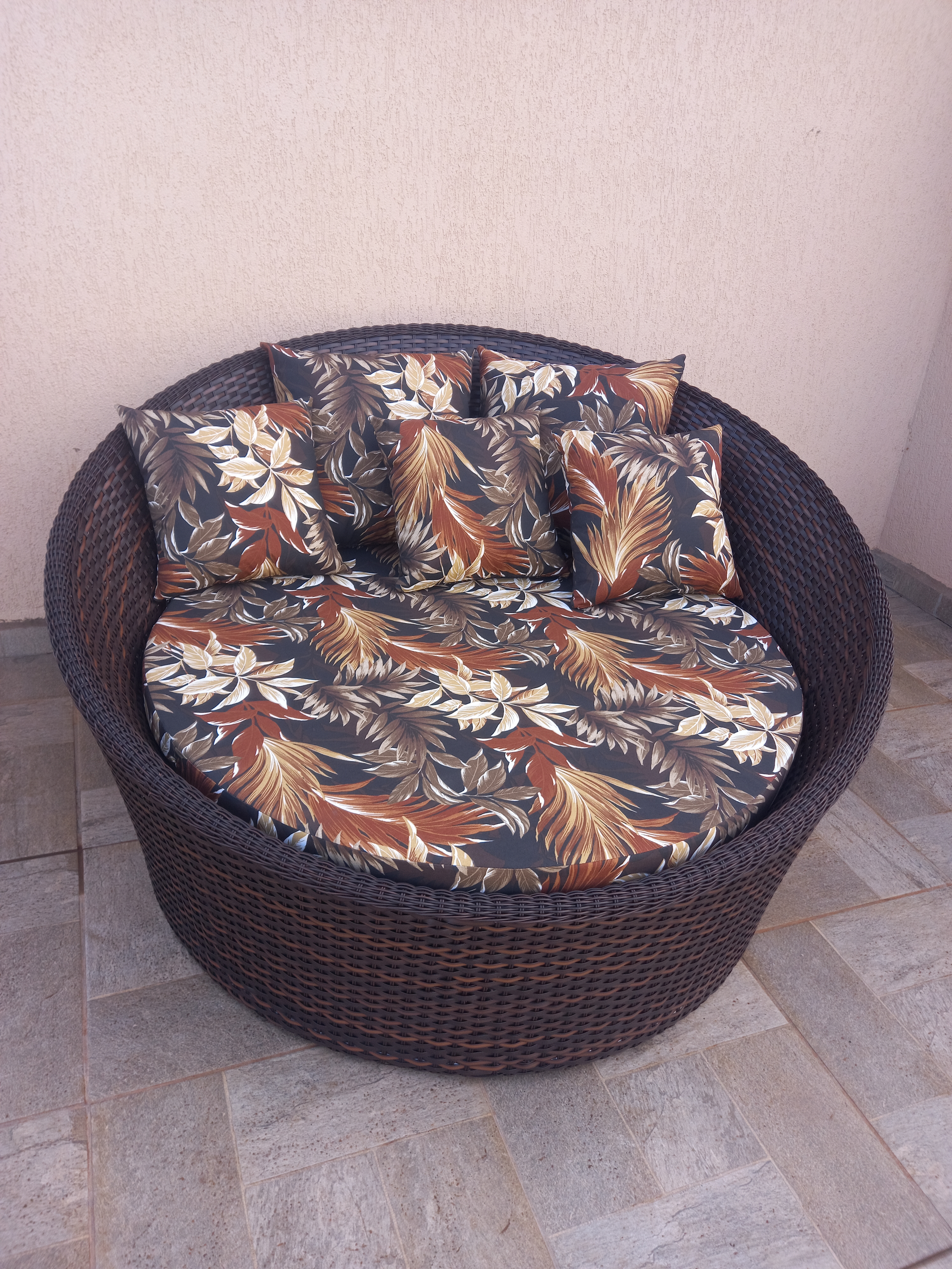 Chaise moderna em área externa .