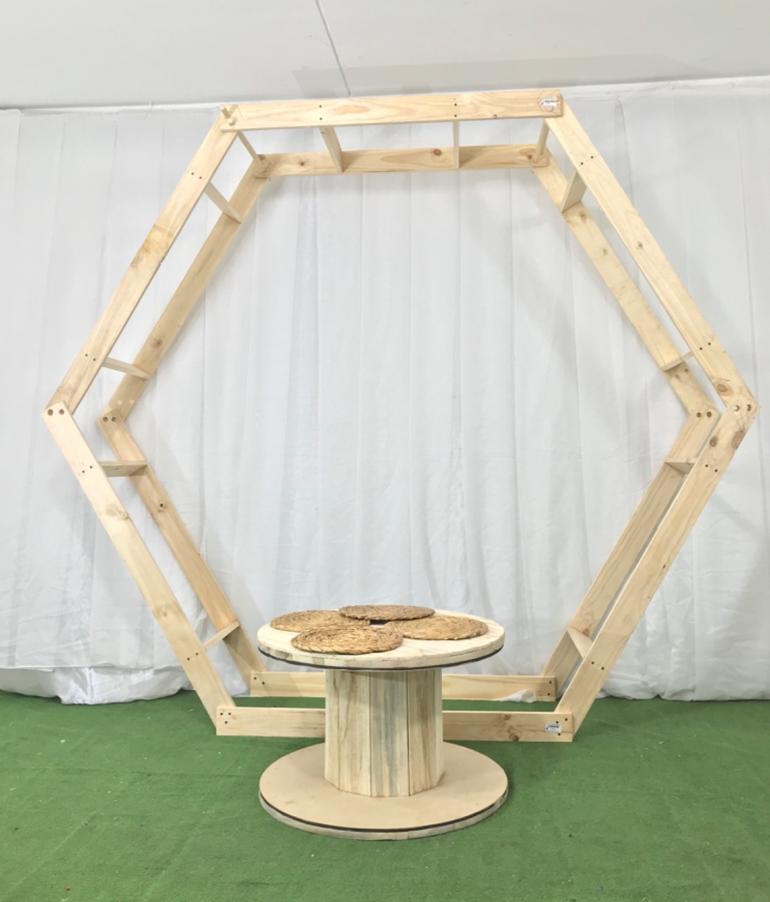 Estructura Hexagonal
Manejamos en 
(Color Blanco y Color Madera)
$150.000 Alquiler 
2.47cm Ancho
2.20m Alto
50cm Profunidad