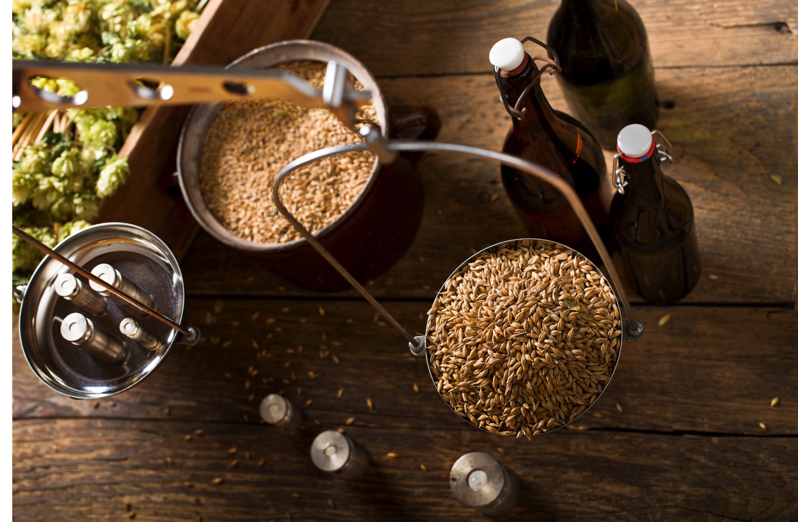 taza de cerámica blanca en fotografía en plano