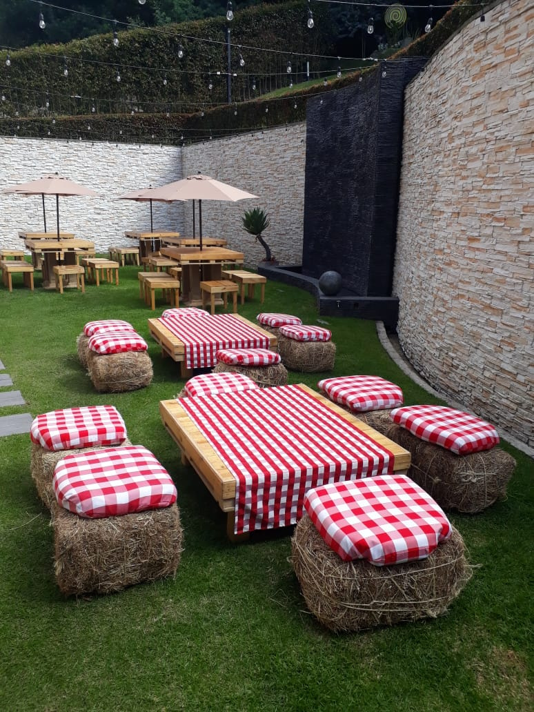 1 Mesa Picnic baja
(1m x 1.17cm) 50.000
6 Henos 60.000
6 Cojines 30.000
1 Camino de Mesa 10.000
Precio Alquiler Combo
130.000