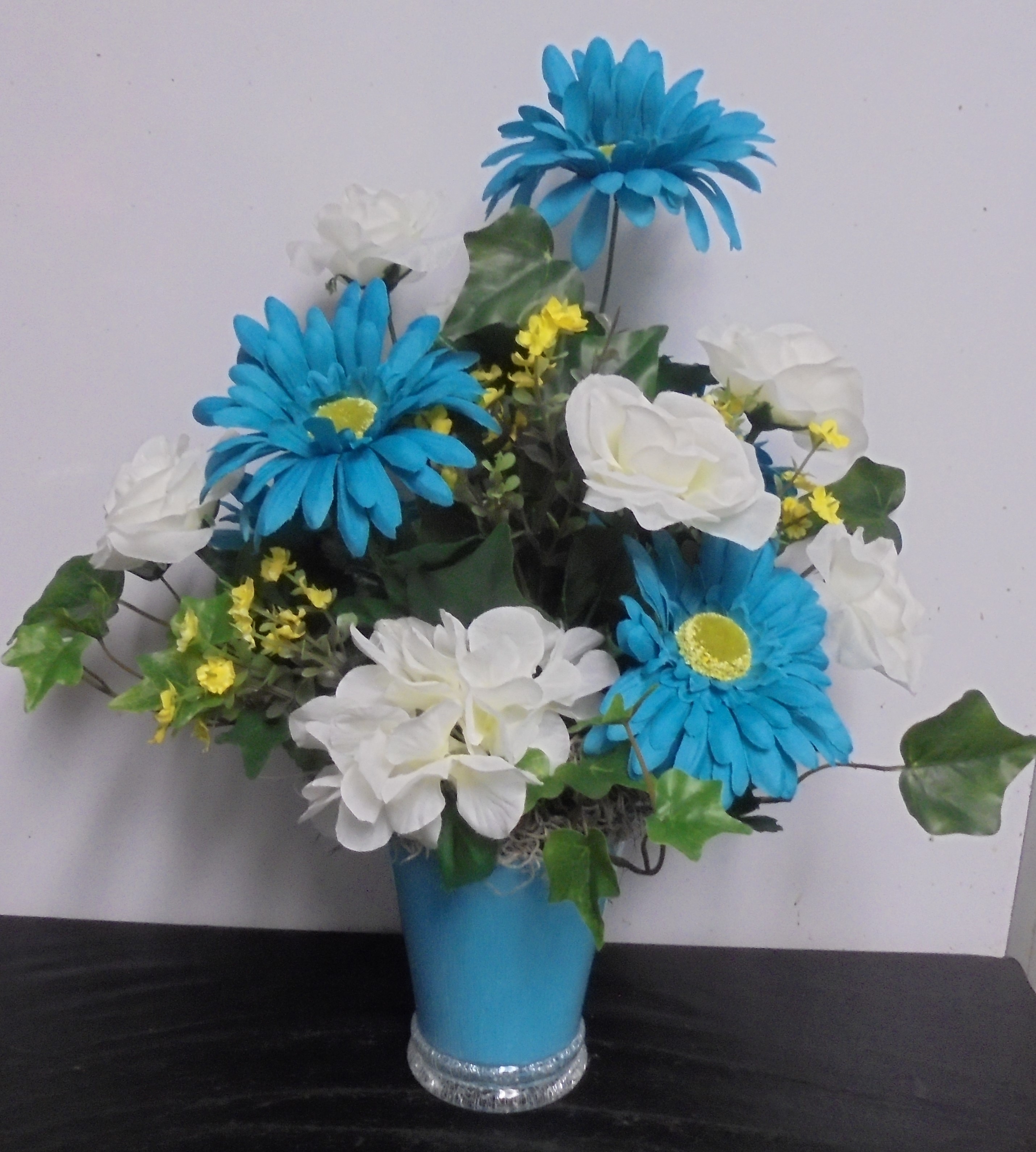 (1) "Small" Vase Arrangement
(Turquoise Blue , White & Yellow
$25.00