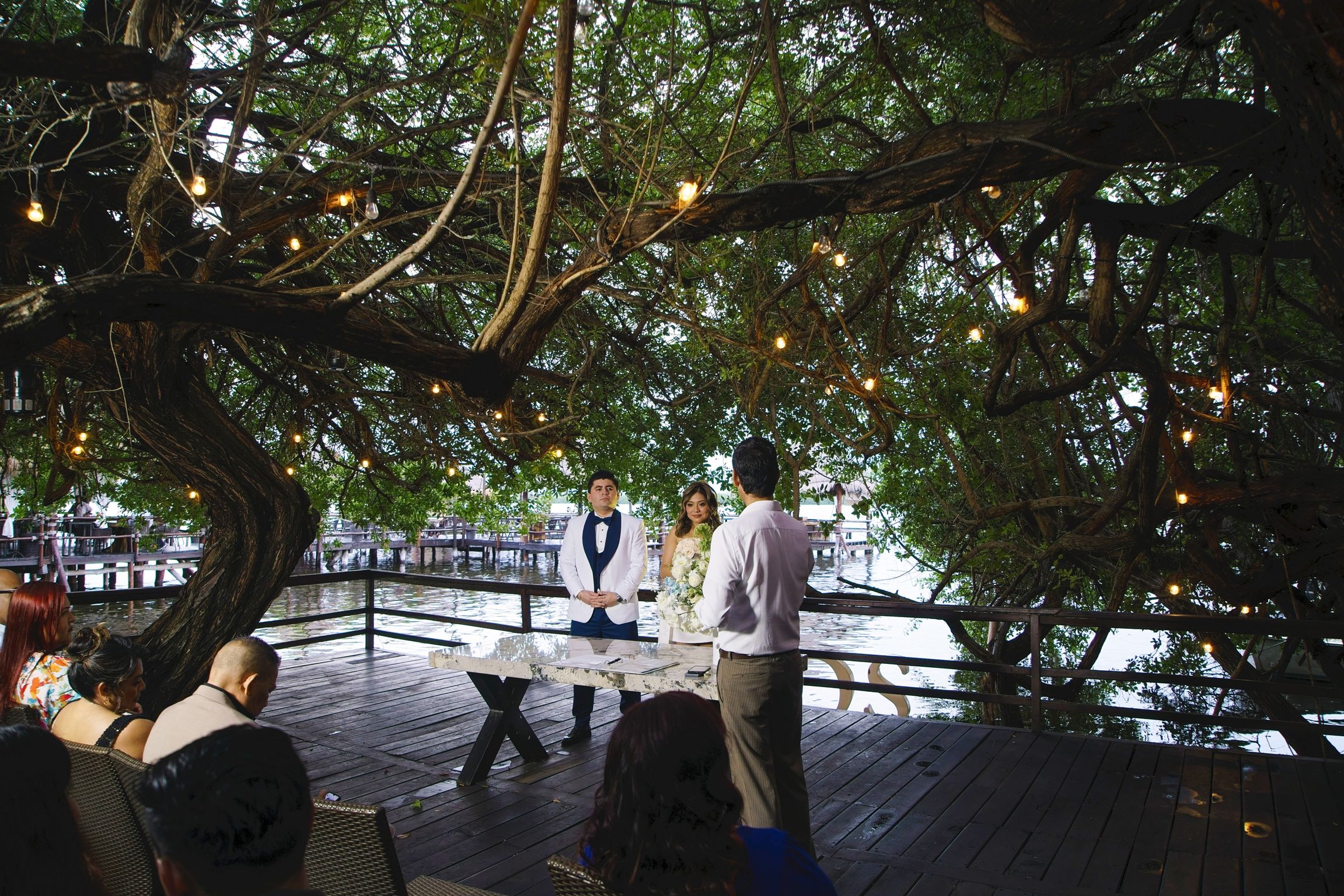 https://0201.nccdn.net/1_2/000/000/0cd/908/luxartifices-wedding-navios-cancun-bride-and-groom-sunset011.jpg