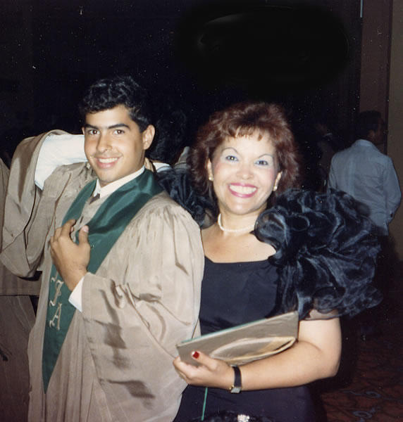 Otro día de orgullo para mi mamá. Rony se graduaba de la escuela secundaria. Esto fue el 22 de diciembre de 1990. Los dos lucían divinos.