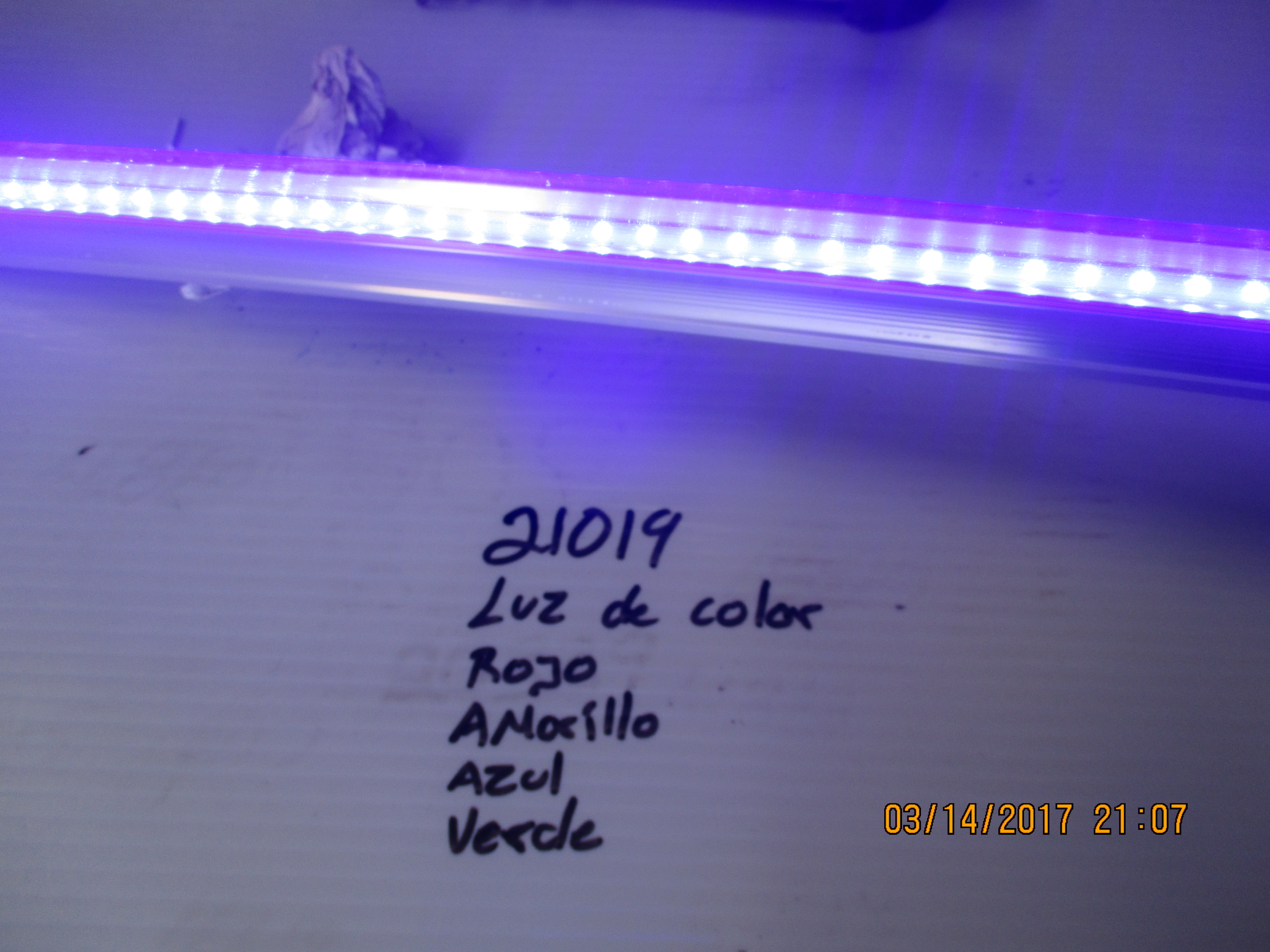 TUBO DE LED COLORES, AZUL, ROJO, AMARILLO, VERDE, MORADO EN LUZ BLANCA Y OPALINA.
CÓDIGO 21019
MARCA: DUBAI