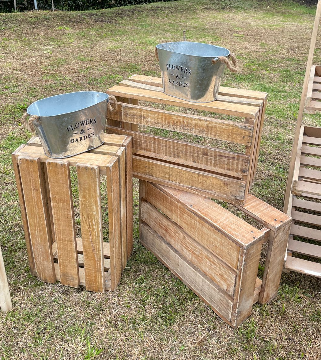 Hieleras Metálicas
$15,000 unidad 
Guacal rectangular color madera 
$15,000  