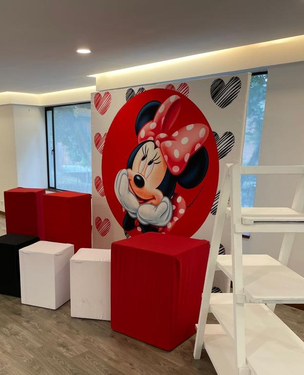 Pared Minnie
Altura 2.20m X 2.40m Ancho
$ 150.000