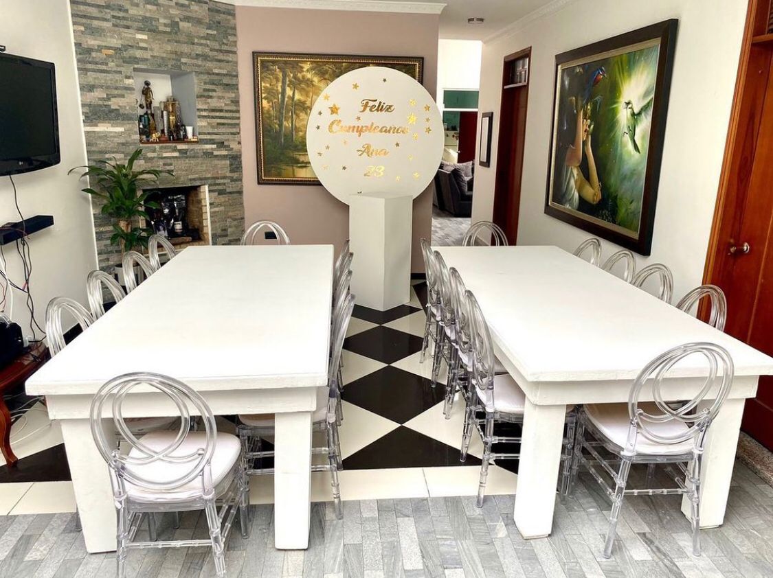 Mesa Rectangular de Madera Blanca
Medidas: 2.20m x 1m
$90.000
( Sin sillas )