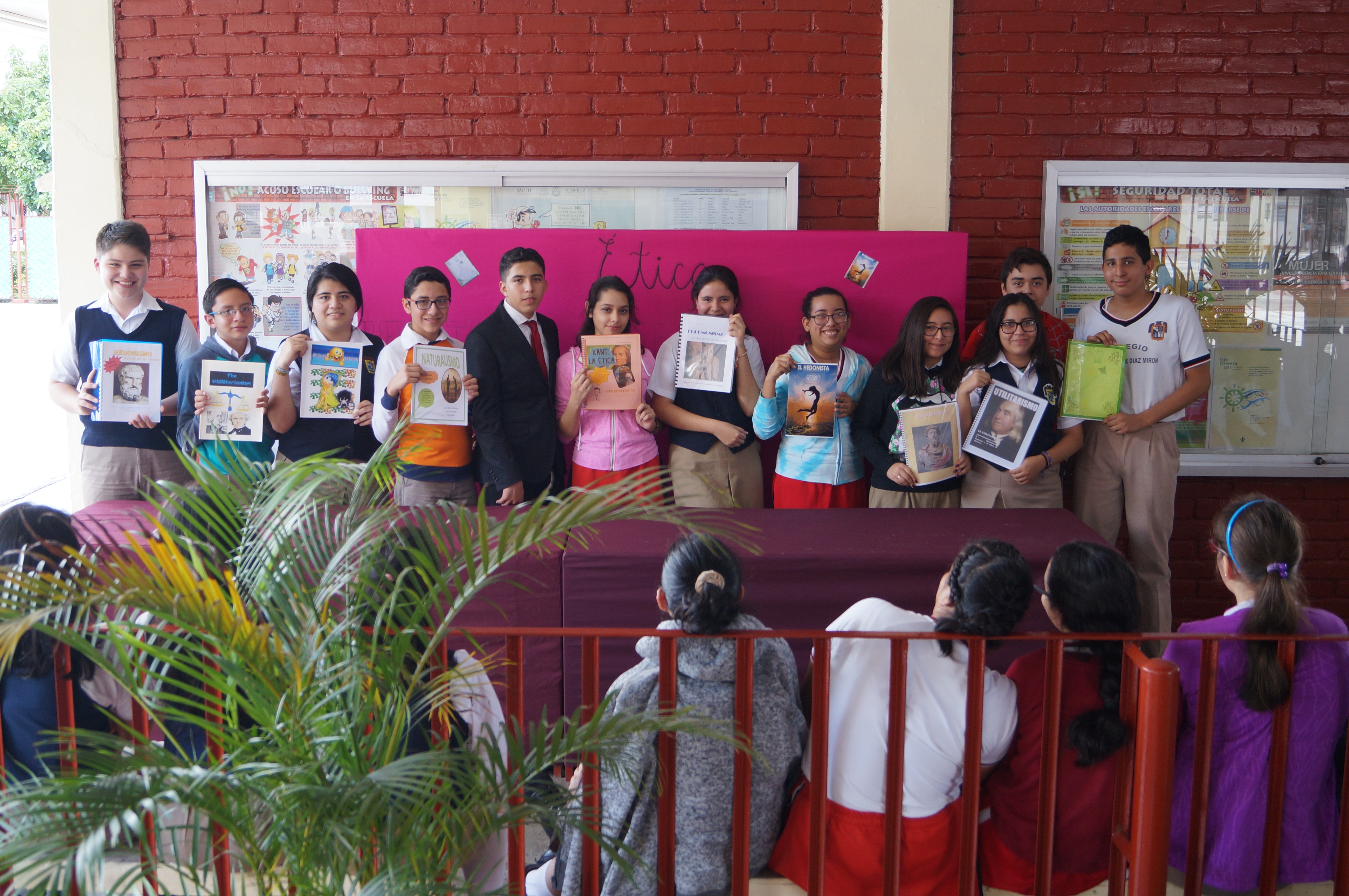 ALUMNOS DE BACHILLERATO PRESENTANDO SUS TRABAJOS SOBRE ÉTICA