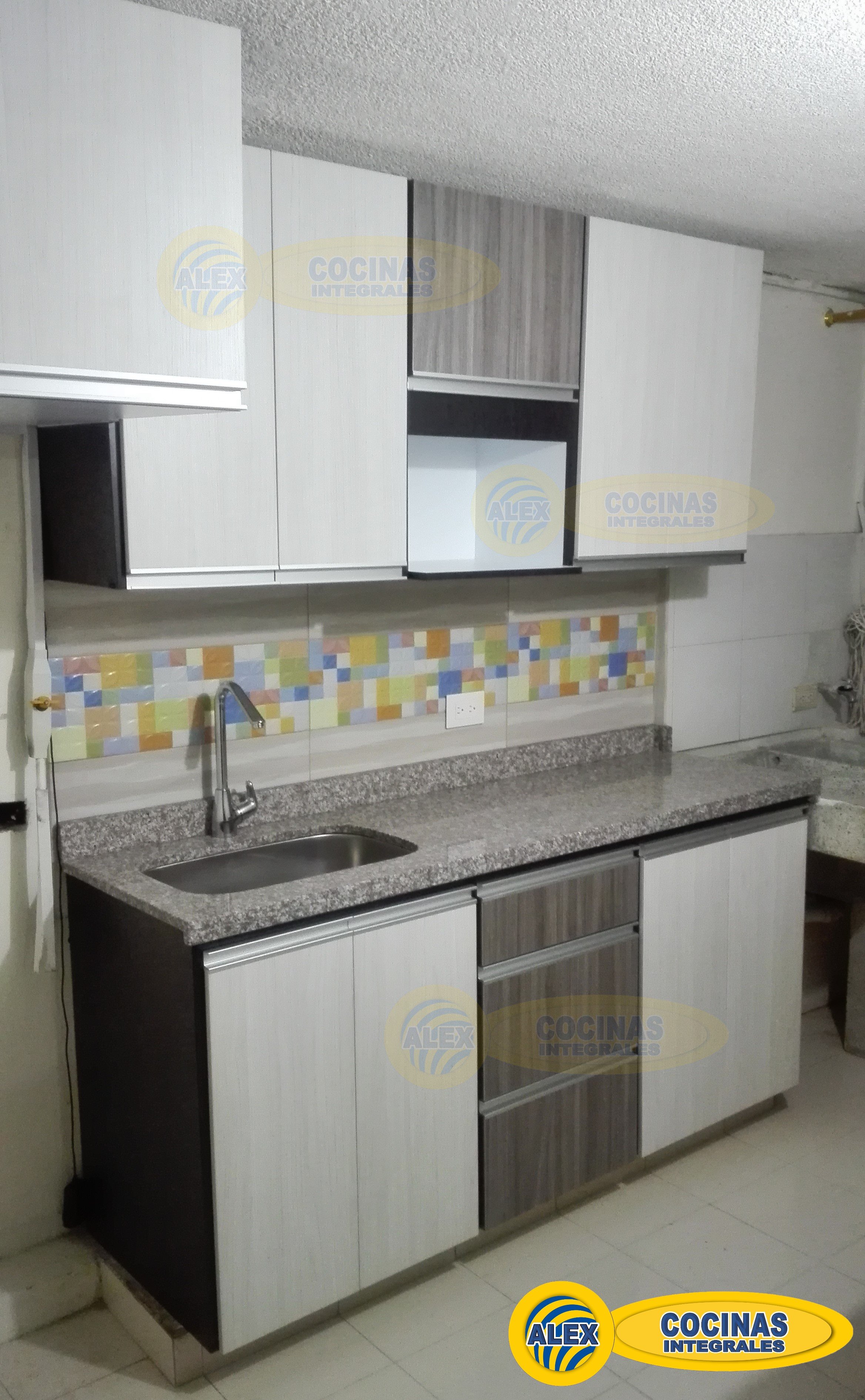 Cocina lineal colores Glacial y Humo