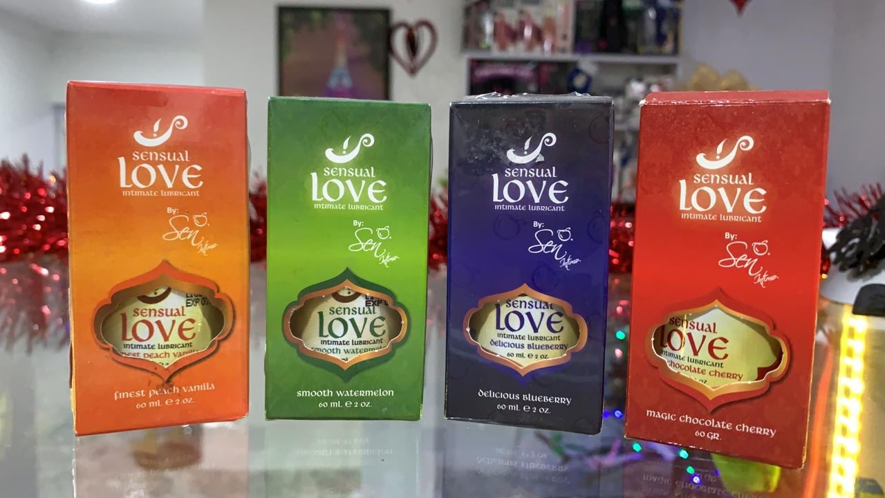 SENSUAL LOVE, TRIPLE FUNCION, LUBRICANTE QUE SE ADAPTA PERFECTAMENTE TANTO PARA MASAJES CORPORAL DEBIDO A SU SENSACION DE CALOR, COMO PARA PROPORCIONAR UNA LUBRICACION MAS SUAVE Y PLACENTERA Y EXELENTE POR SU DOBLE SABOR PARA DELEITAR TU PALADAR DURANTE EL SEXO ORAL, 
DURAZNO-VAINILLA
MELON-KIWI
MORAZUL-UVA
CEREZA-CHOCOLATE
$35.000