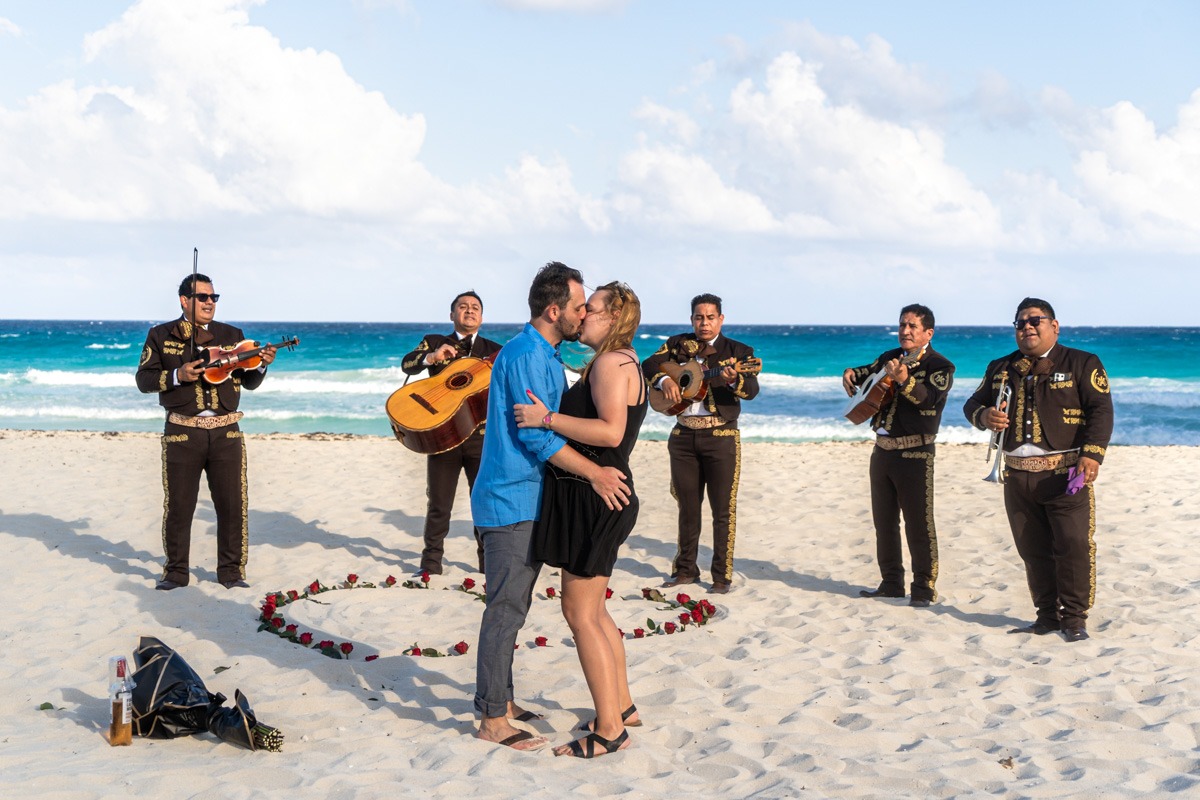 https://0201.nccdn.net/1_2/000/000/0cf/c11/mariachi-surprise-playa-delfines-cancun-couple-session-lux-artif.jpg