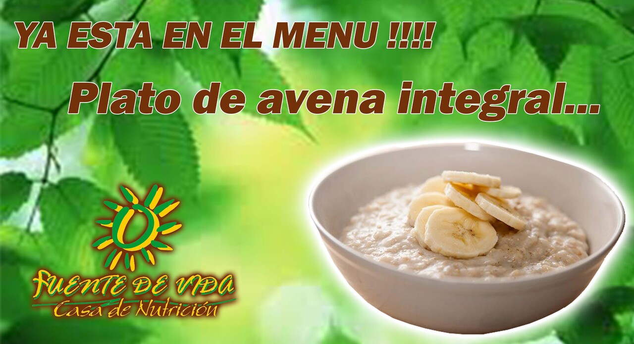 Plato de avena integral con plátano y frutos secos sobre fondo verde, menú saludable Casa de Nutrición