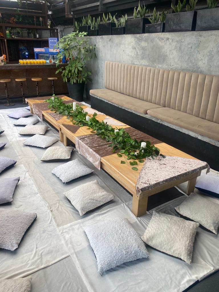 1 Mesa Rectangular color Blanco
2.20m x 1.04 por 90.000
10 cojines 50.000
6 Mantas 25.000
2 Camino de Mesa 20.000
Precio Combo
Alquiler $ 160.000