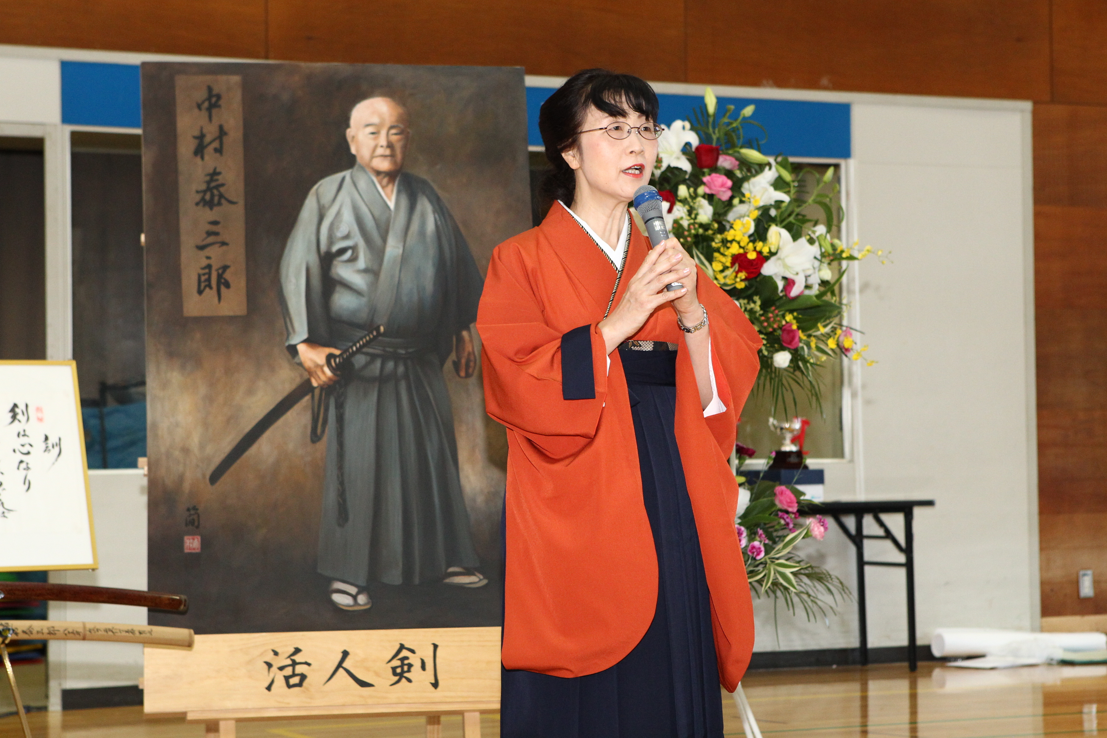 Nakamura Tomoko Kaichou giving opening remarks.