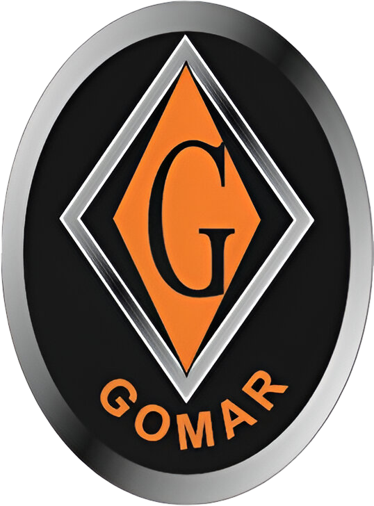 Interfaz digital futurista con gráficos y datos brillantes en un monitor, cielo despejado al fondo.