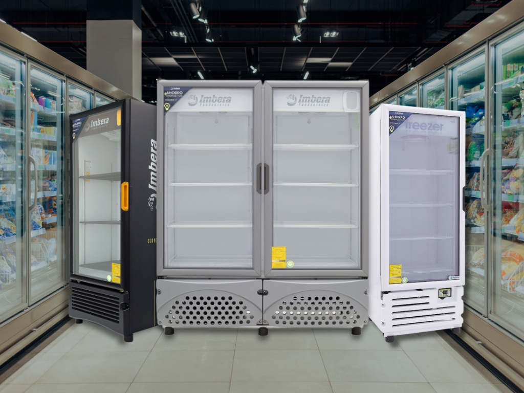 Pasillo de supermercado con vitrinas de refrigeración llenas de bebidas y jugos de colores vibrantes bajo luces brillantes.