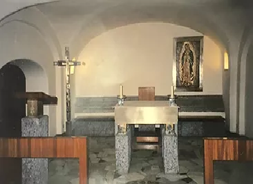 Una cruz de plata pura producida en los talleres de Emilia Castillo se encuentra ahora en la Capilla de Guadalupe en el Vaticano.

