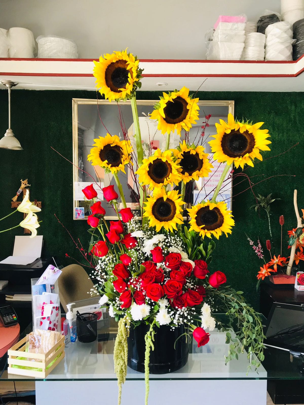 Arreglo S15 10Girasoles y 24 rosas rojas $3200