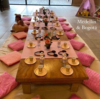 1Mesa Rectangular color Madera
10 cojines + tapete+
Camino de Mesa
2.20m x 1.04cm
Alquiler $ 160.000