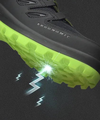 Primer plano de zapatos deportivos amarillos y azules en persona sobre piso de almacén.