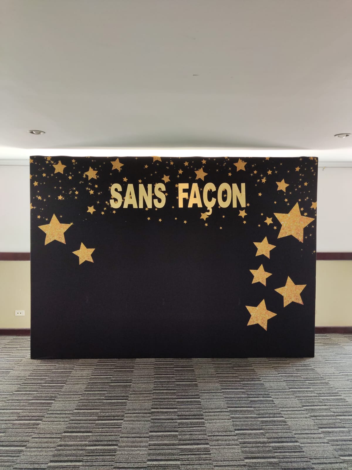 Pared Negro con Estrellas Dorado
Altura 2.20m X 3.12m
$ 280.000
Personalización en Vinilo $120.000