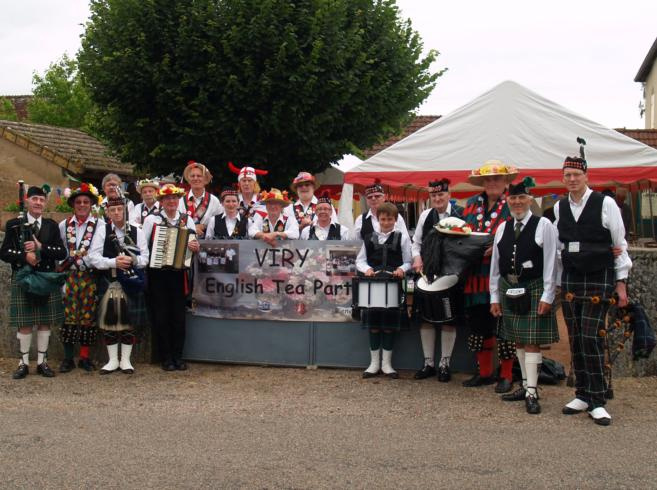The Merrydowners and Glentrew Pipe Band - Viry France
