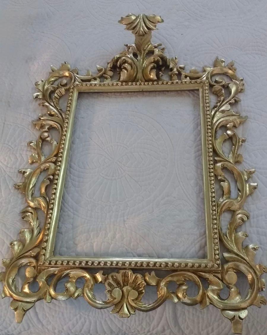 Sala de estar moderna con muebles de cuero marrón, planta grande, mesa de centro de madera, y cuadro de un ave en la pared.