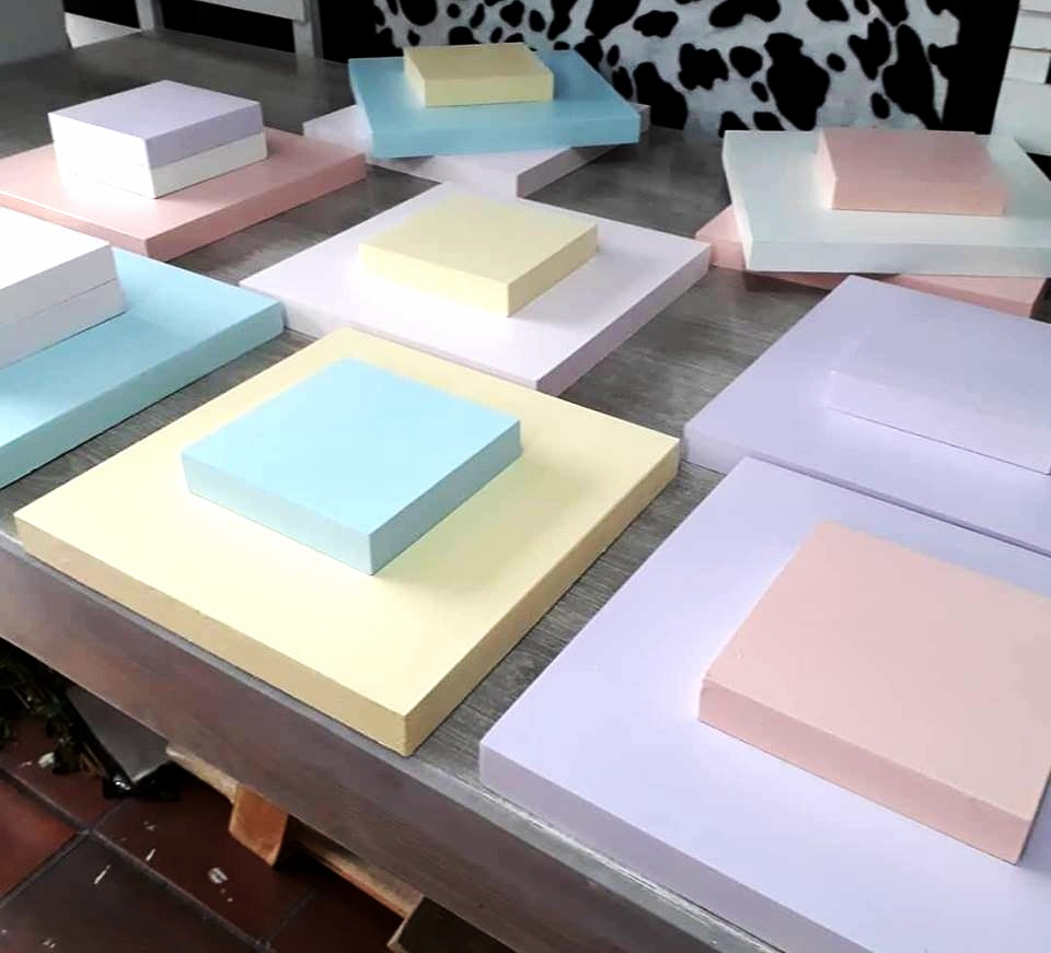 Bases de Postres Cuadradas 
Medidas: Pequeño 15cm x 15 cm 
Grande 30cm x 30cm 
Pequeña $ 10.000
Grande $ 15.000 
