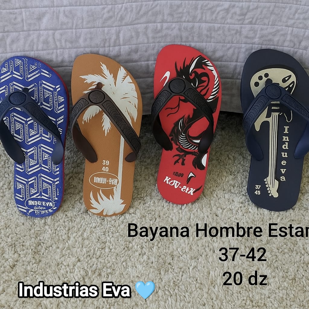 Par de chanclas marrones con suela texturizada sobre fondo blanco
