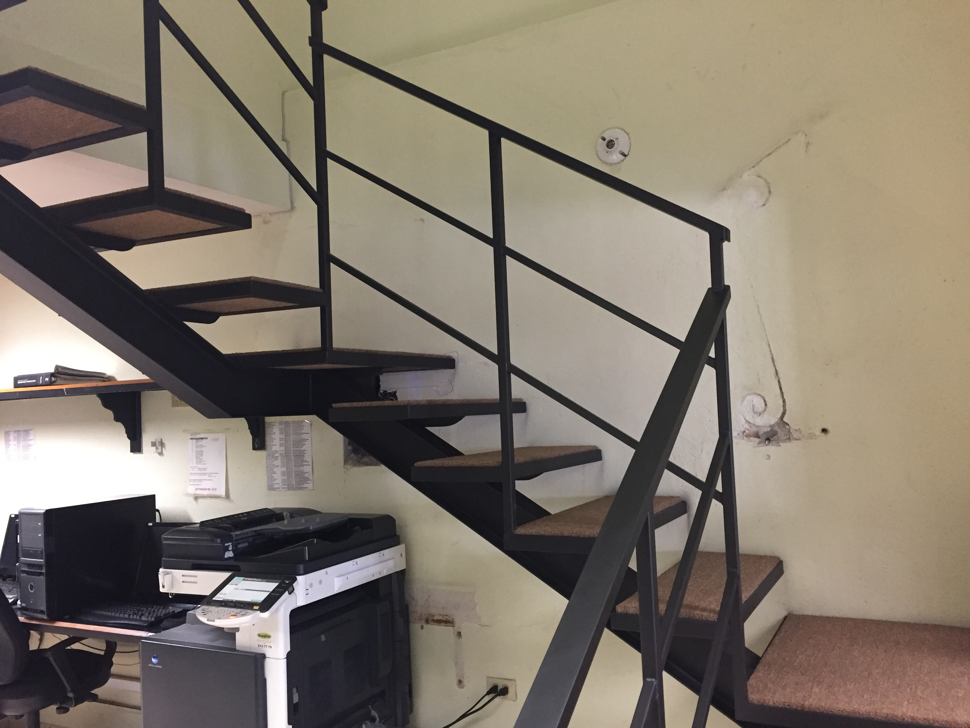 Escalera en oficina espacio reducido