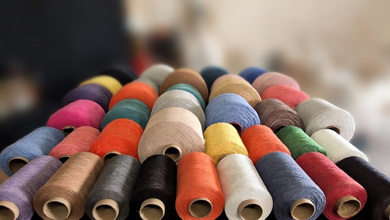 Conos de hilo de coser de colores apilados para textil y costura