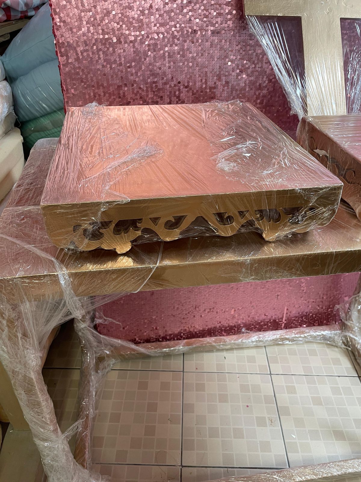 Base  cuadrada dorada arabesco
precio de alquiler $30.000