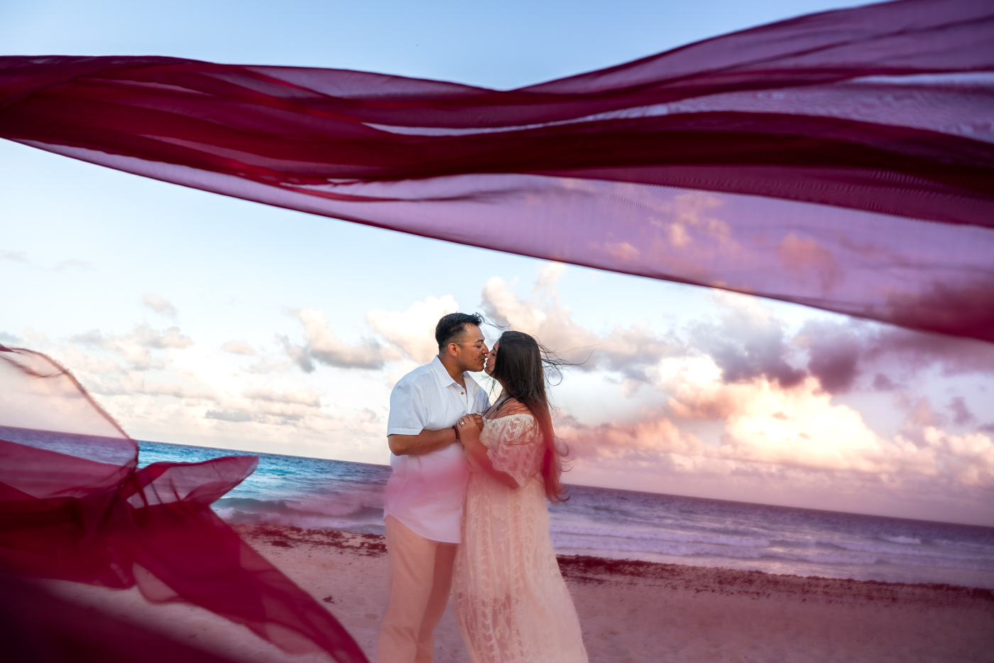 https://0201.nccdn.net/1_2/000/000/0d5/139/romantic-mariachi-proposal-in-cancu%CC%81n092.jpg