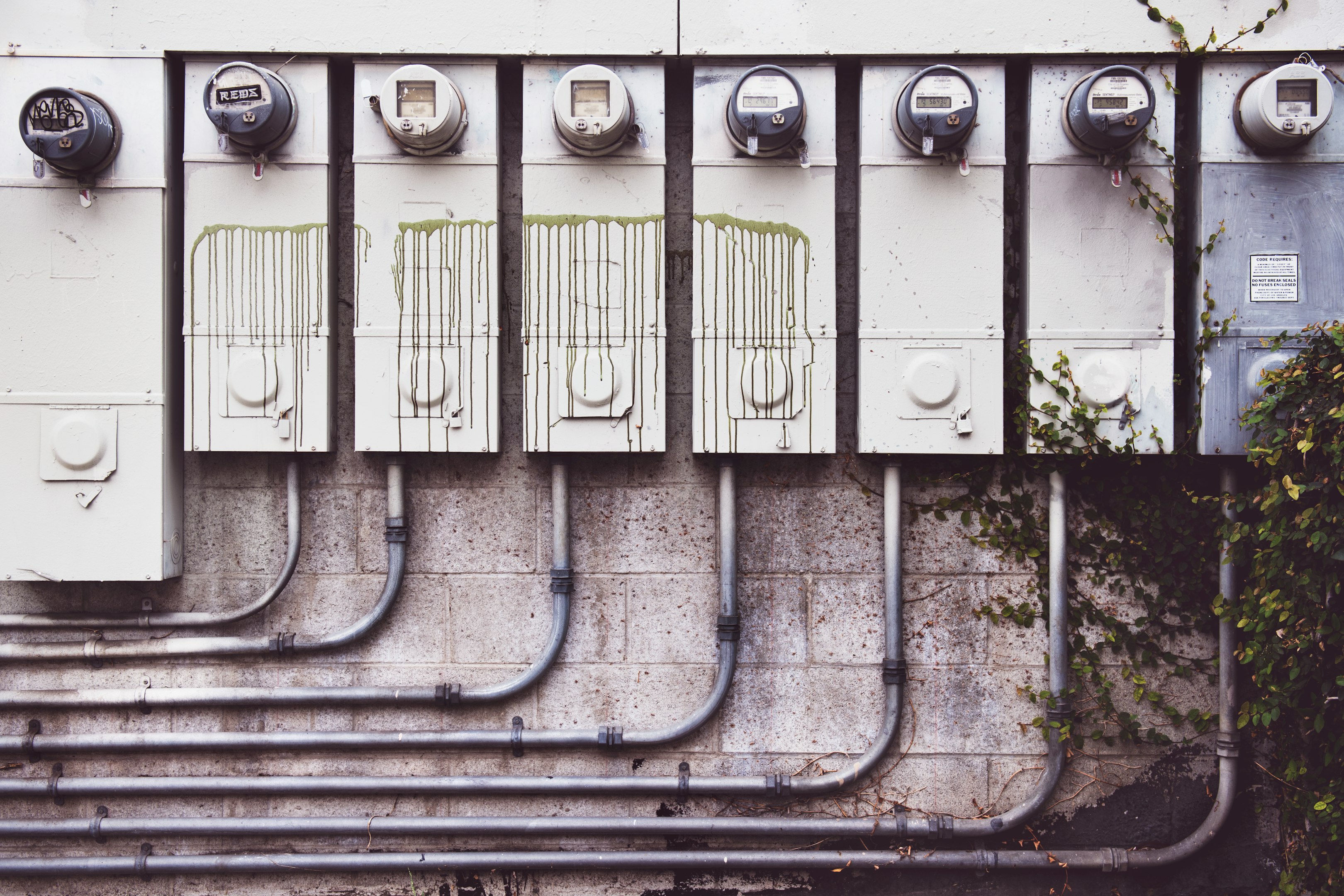 medidores eléctricos grises