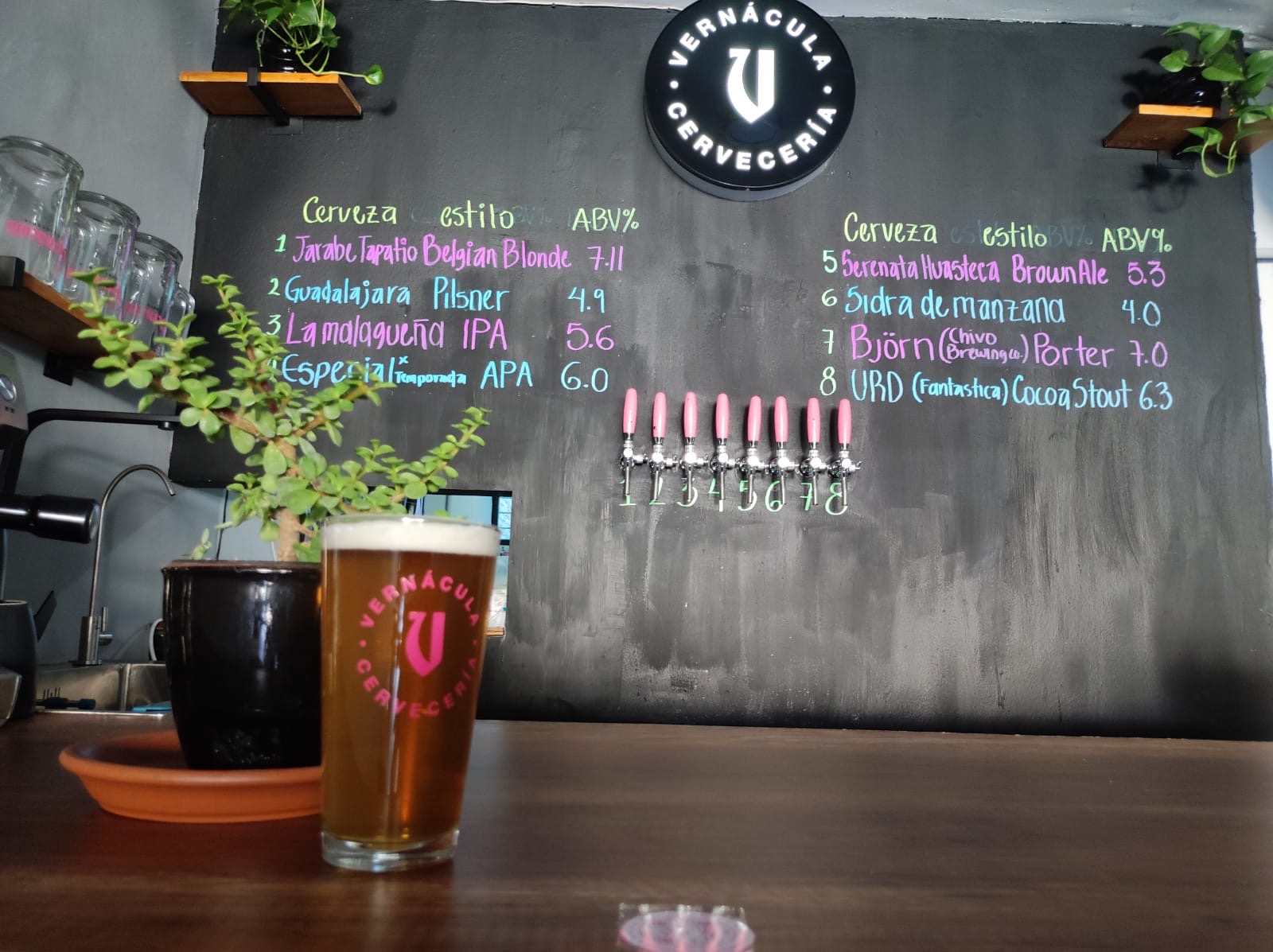 hombre sosteniendo un menú blanco