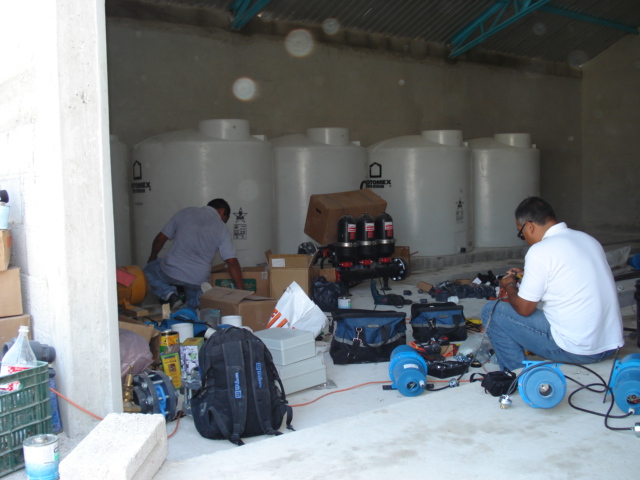 Instalación de sistema de agitadores de fertilizantes para una maquina automática 4 fertilizantes y 1 acido en Puebla.