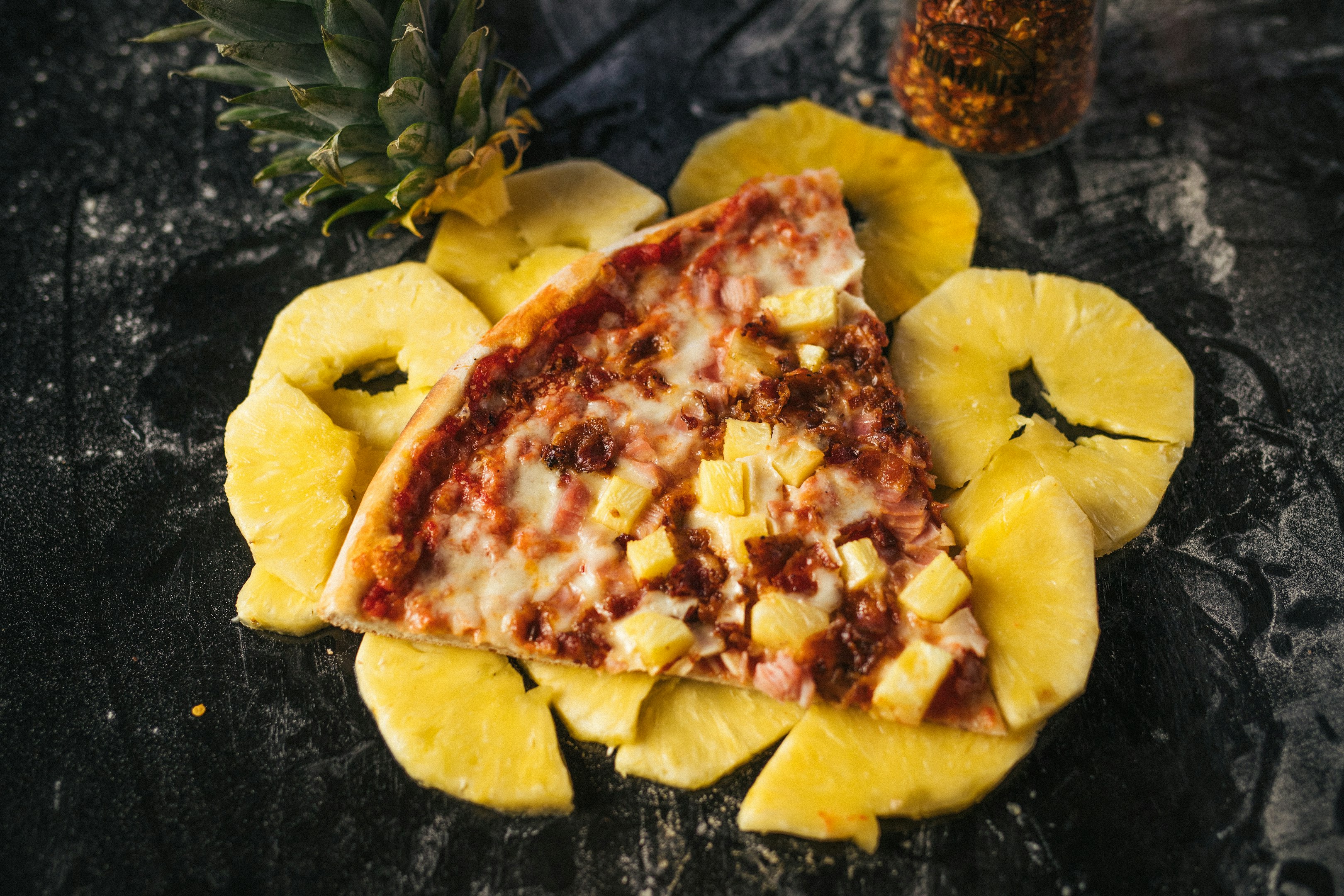 un trozo de pizza con piña encima