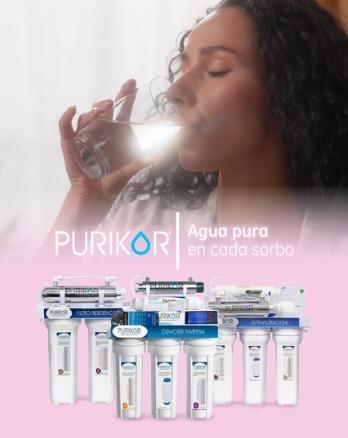 Productos de limpieza para piscina con toallas junto a la piscina.
Productos de limpieza para piscina con toallas junto a la piscina.