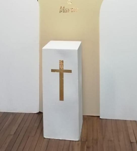 Mesa Estilo Cubo
FORRADO EN TELA DEL COLOR
Alta 1,02 M Altura .41x41cm
$ 50.000
Cruz en dorado Vinilo
$40.000