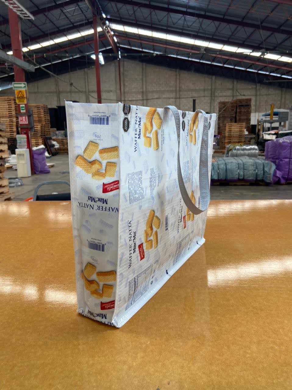 un muro de piedra con un arco de piedra